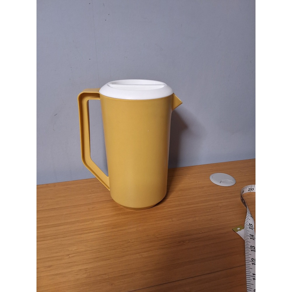 Vintage Rubbermaid Pitcher 2.25 Quart Harvest Gold Mustard Yellow Lid J-2445